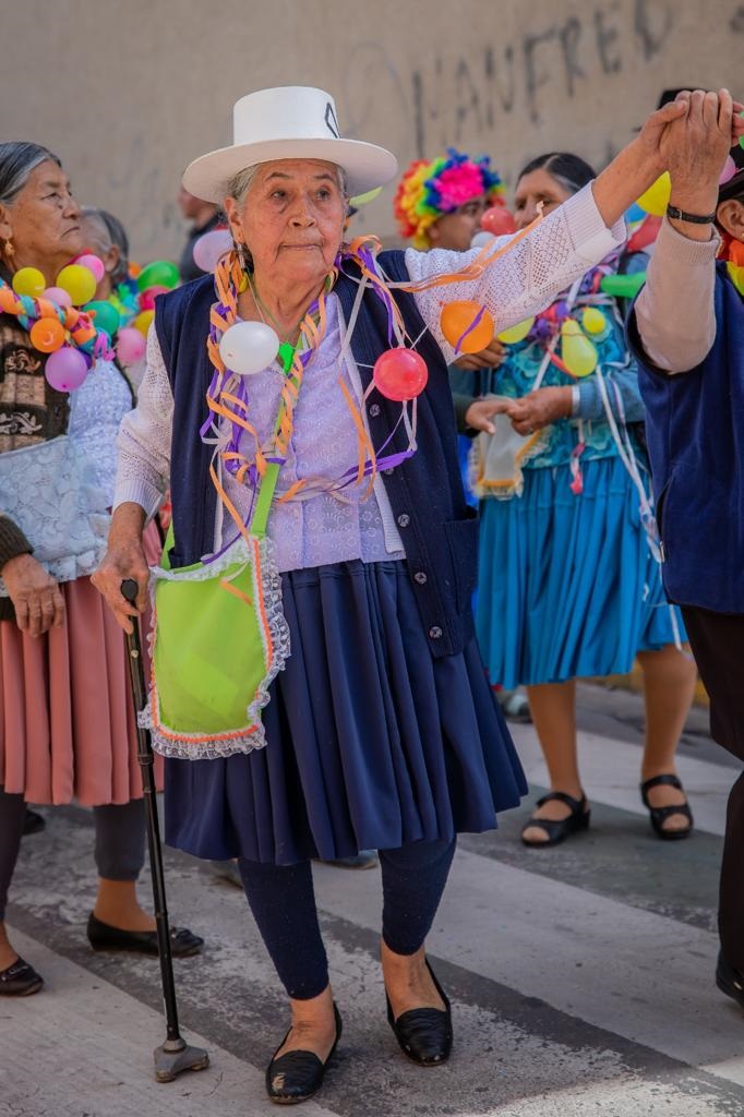 Los adultos mayores celebran Carnaval con coplas y disfraces