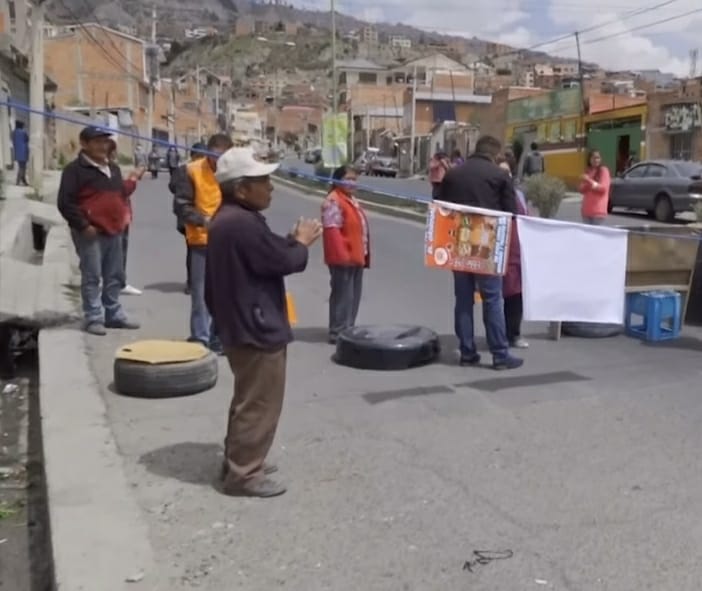Vecinos de Llojeta bloquean  avenida, piden rompemuelles