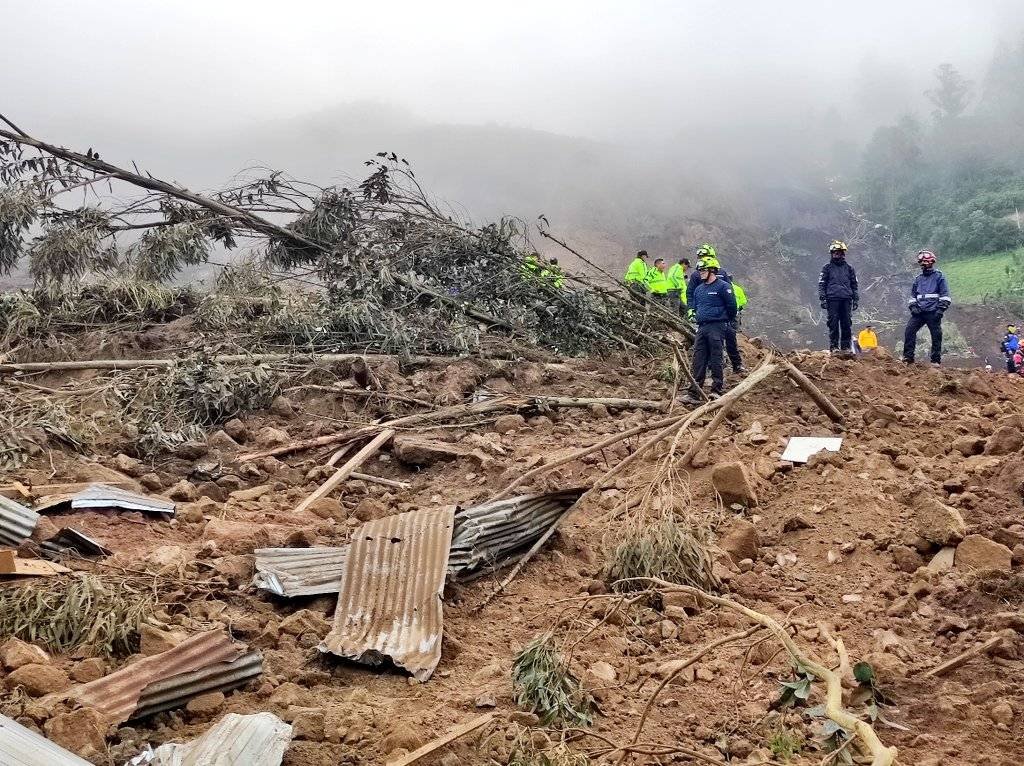 Deslizamiento de tierra deja  16 muertos y 7 desaparecidos