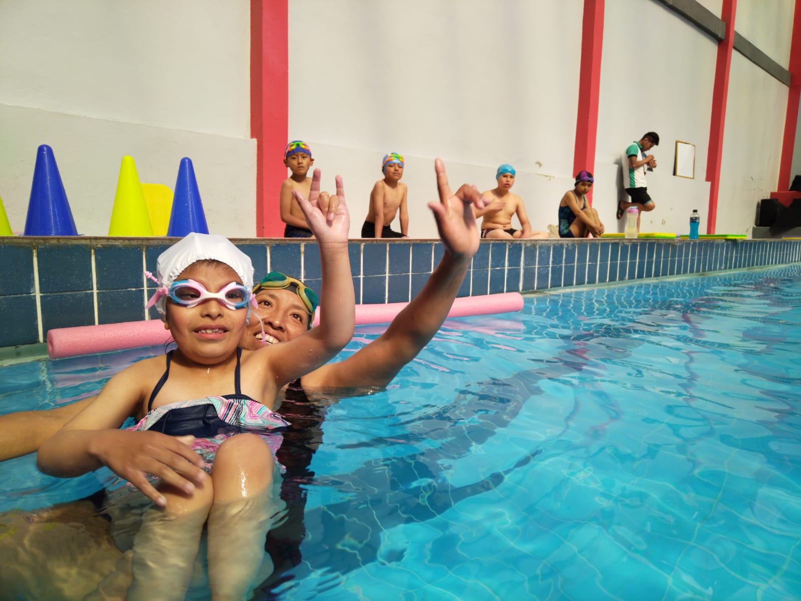 Niños sordos aprenden natación mediante lenguaje de señas