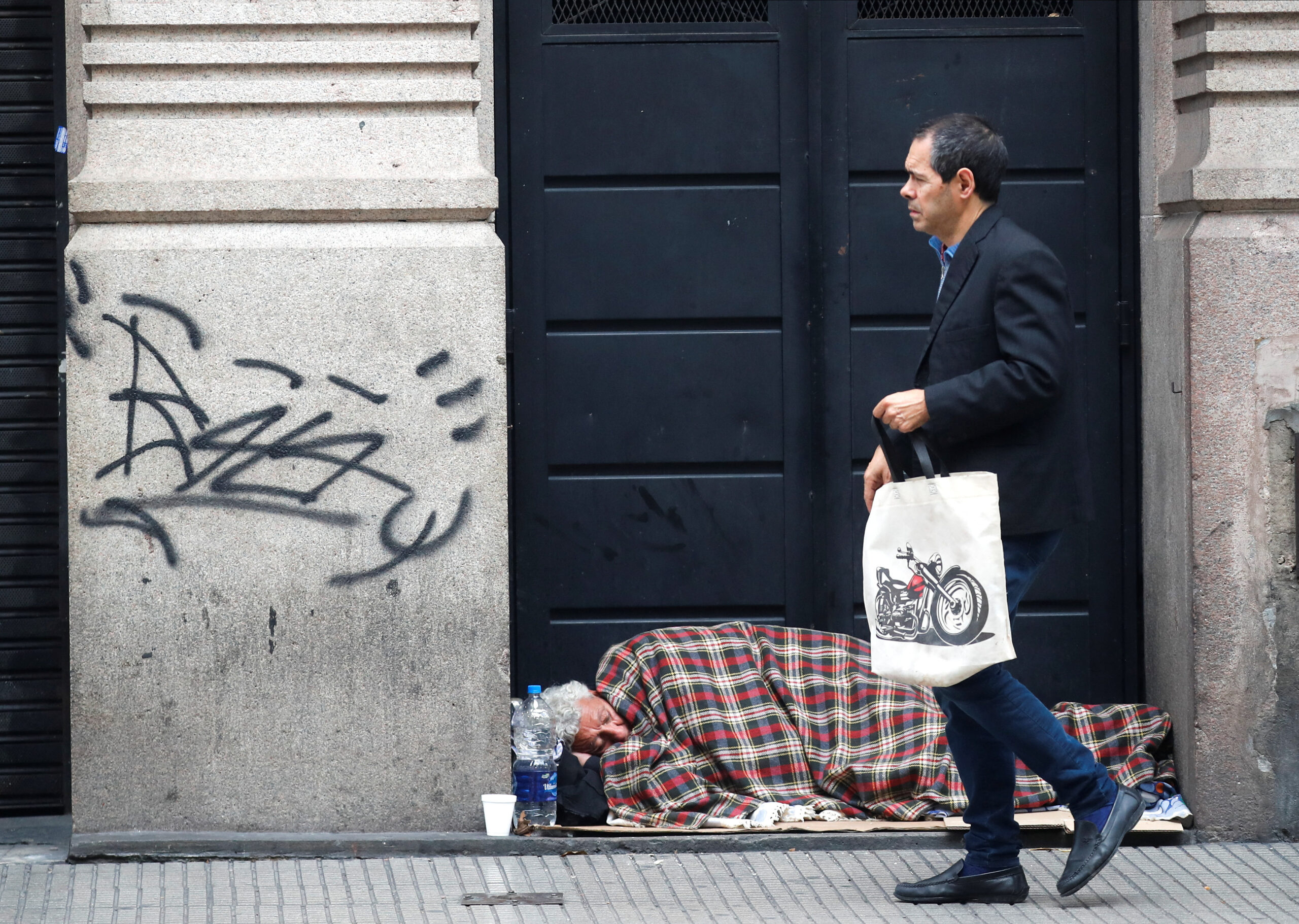Argentinos sienten que nivel de inflación los empuja a la pobreza