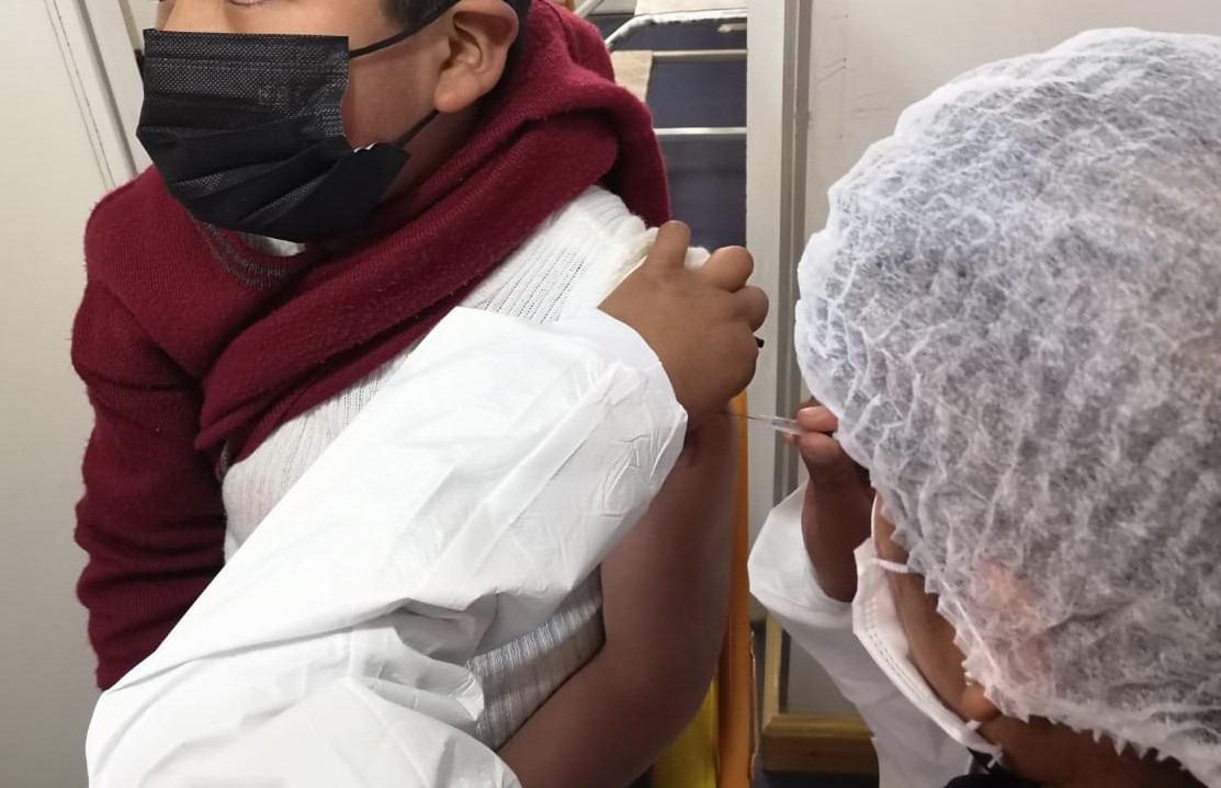 Estudiantes de 20 unidades educativas reciben vacuna contra influenza