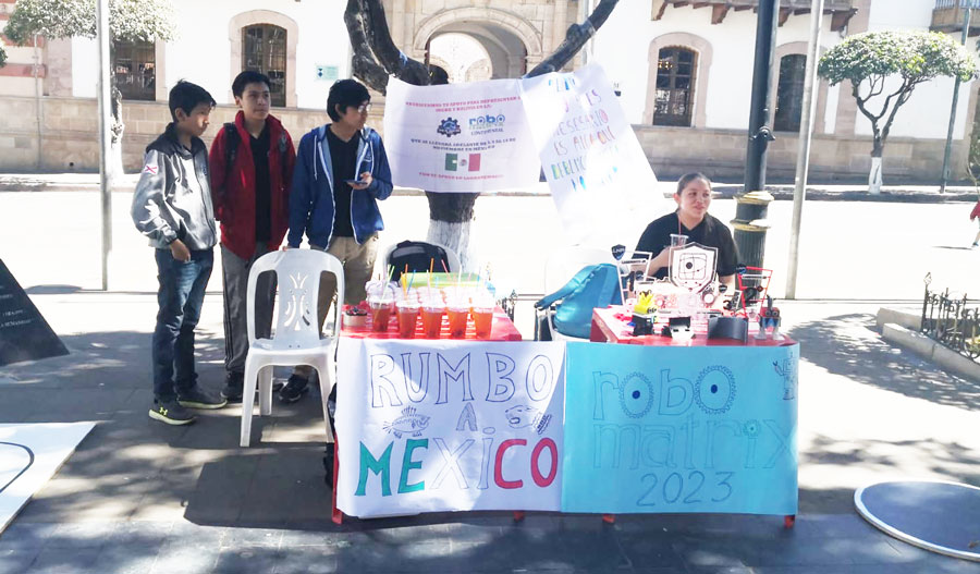 El equipo de robótica vende  refrescos para viajar a México