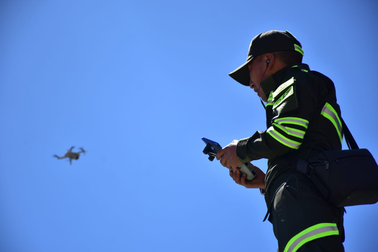 Patrullan la feria 16 de Julio con  dron y camión multipropósito