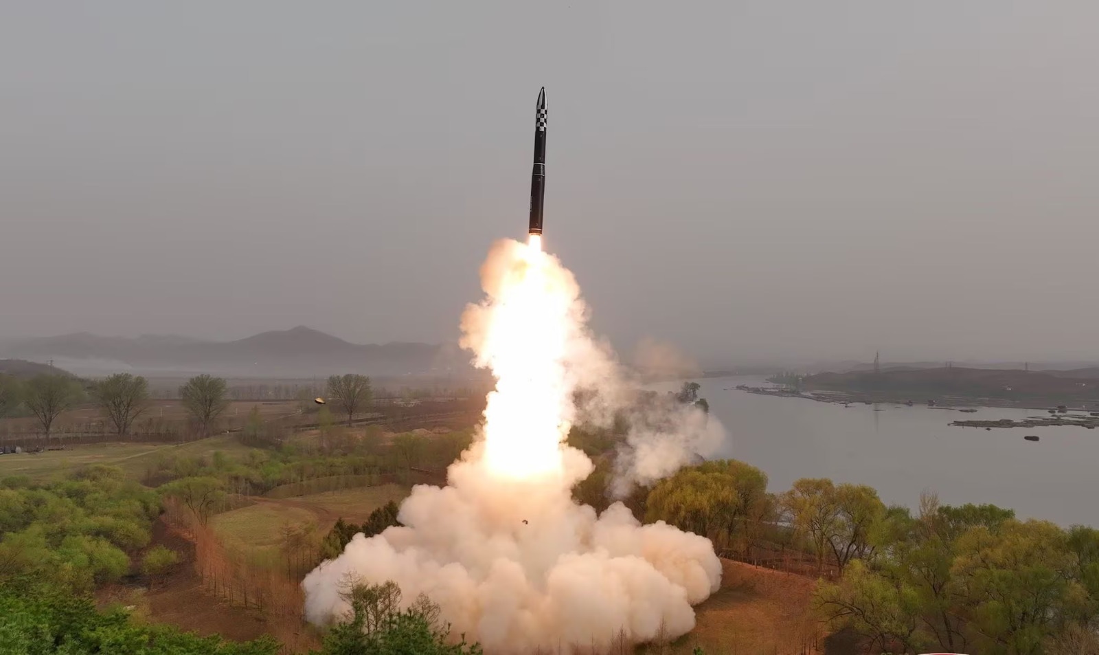 G7 condena lanzamiento de satélite  espía por parte de Corea del Norte