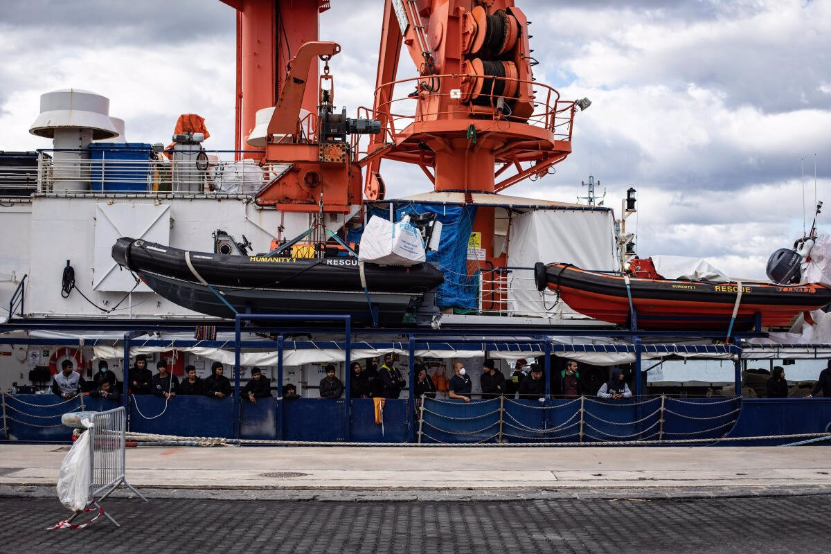 Italia bloquea barco de ONG alemana  dedicada al rescate de migrantes