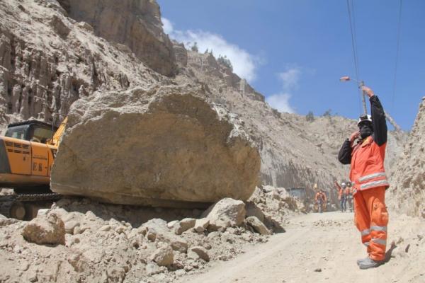 Bloque de tierra se desmorona al ingreso de urbanización Sequoia