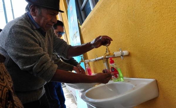 Municipio implementa lavamanos  en plaza de la Luna de la Ceja