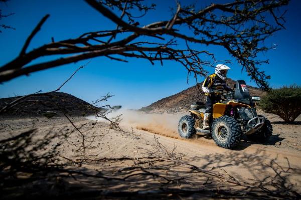 Los Martínez vuelven a pasar otra jornada complicada en el Dakar