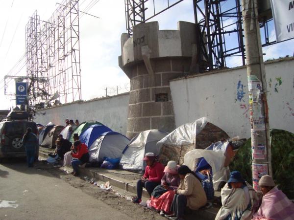 Largas filas de jóvenes para  reclutamiento en urbe alteña