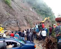 Atienden derrumbes en Yungas de  La Paz y abren pasos temporales