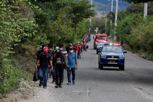 Miles de migrantes avanzan  por Guatemala hacia EEUU