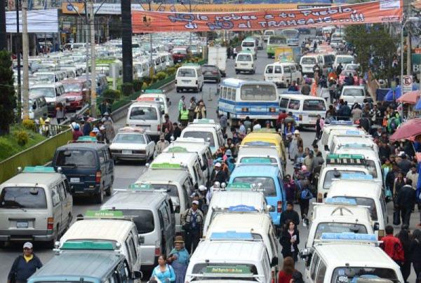 Deciden suspender restricción al transporte público en La Paz