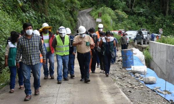 Gobernador inspecciona  tramo Yolosita-Coroico