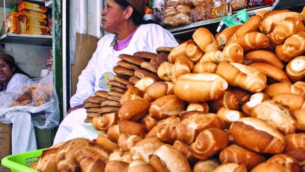 En El Alto descartan alza  en precio del pan de batalla