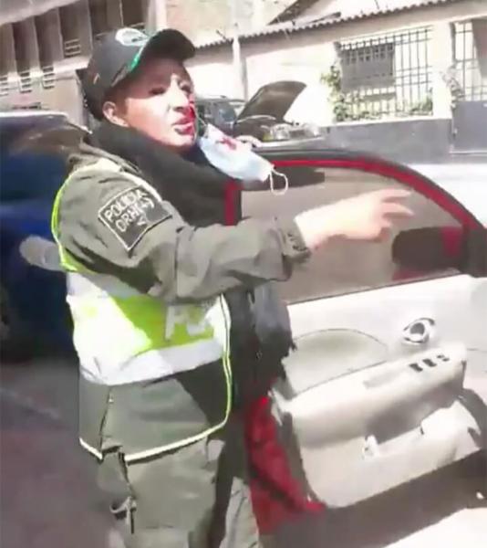 Policía debe querellarse contra sujeto  que golpeó a una mujer en servicio