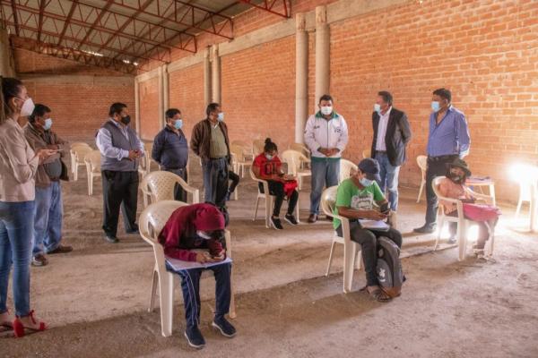 Transportistas instalan punto wifi para clases virtuales de niños