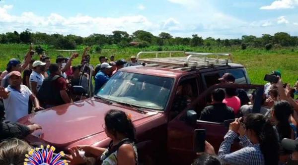 Turba acorrala a policías y libera a algunos detenidos