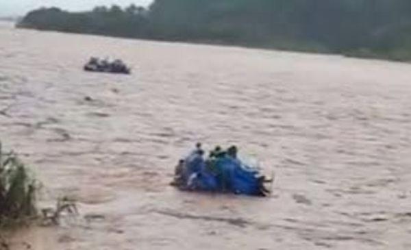 Reportan desaparición de al menos cuatro personas en el río Bermejo