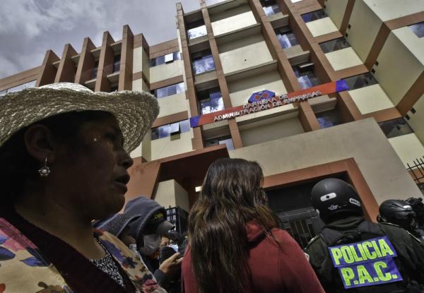 Senador plantea revisar autonomía universitaria