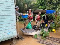 Personal de la Armada Boliviana  colabora en tareas de evacuación