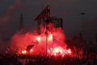 Más de 60 detenidos y monumento  en llamas en jornada de protestas