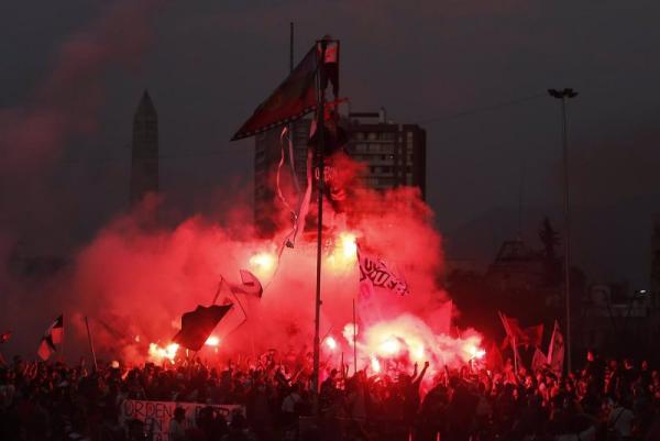 Más de 60 detenidos y monumento  en llamas en jornada de protestas