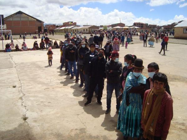 Población acudió a votar  con disciplina y esperanza