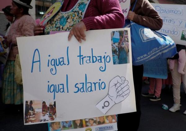 Mujeres marchan en centro de La Paz por igualdad de género