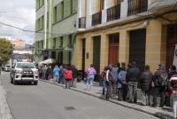 Desorden en plan de vacuna causa agresiones entre adultos mayores