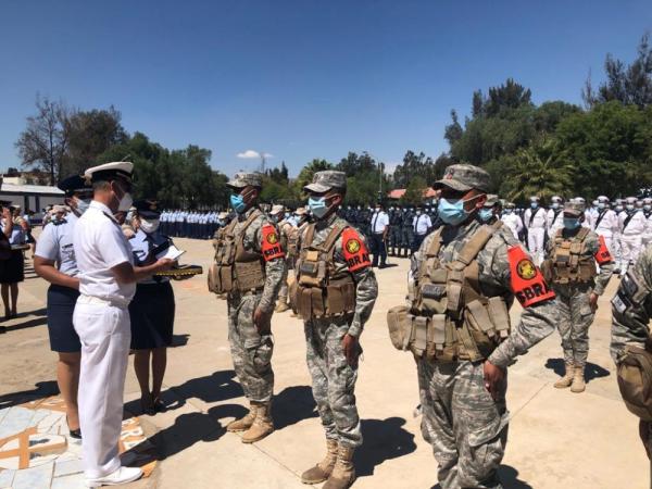 Rescatistas reciben libreta de  “servicio militar voluntario”