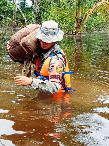 Efectivos navales colaboran en tareas  de evacuación y rescate en el trópico