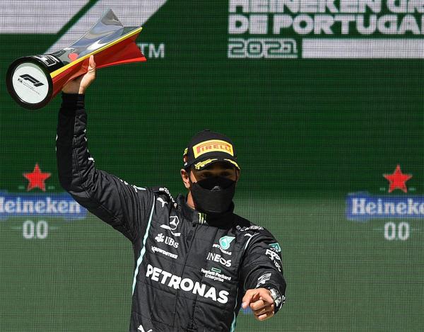 Hamilton  conquista Portugal