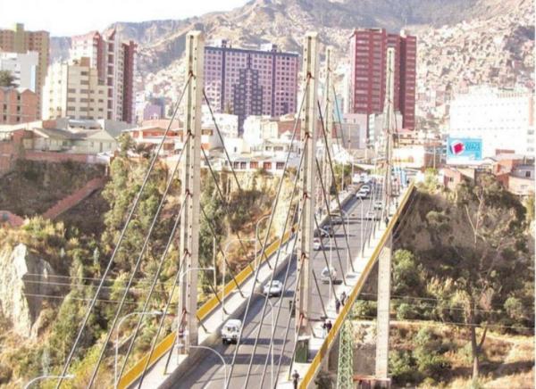 Dos jóvenes mueren al caer  del puente de Las Américas