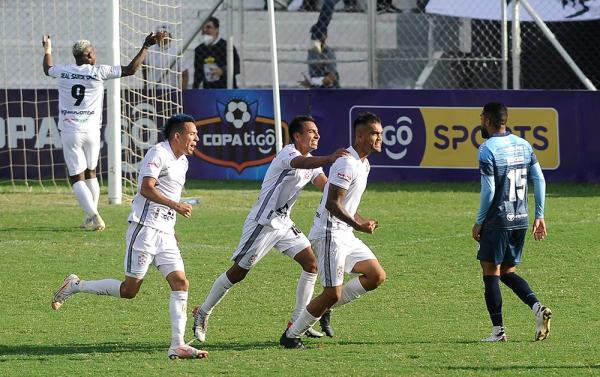 Real Santa Cruz triunfa por primera vez