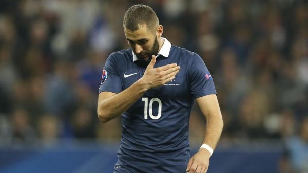 Benzema falla un penal en su regreso con Francia