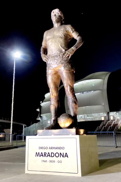 Maradona recibe un homenaje