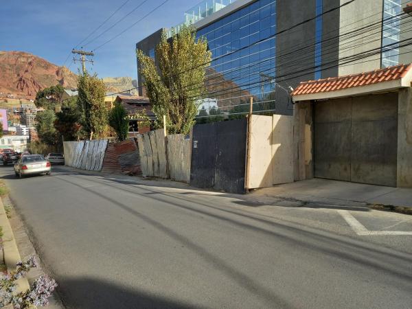 Construcciones bloquean  aceras en zonas paceñas