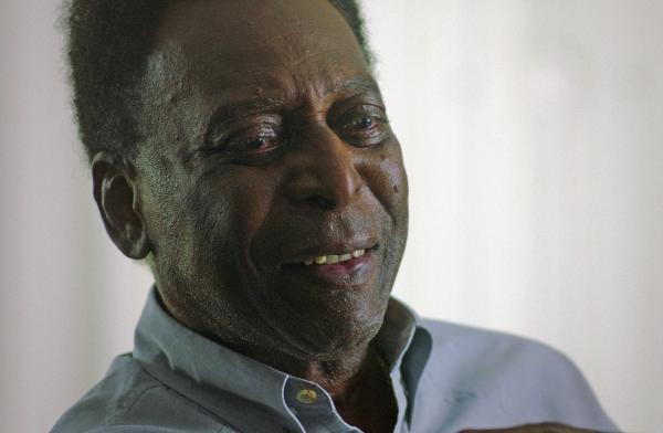 Pelé:  “Siempre quedo feliz cuando lo veo jugar fútbol”