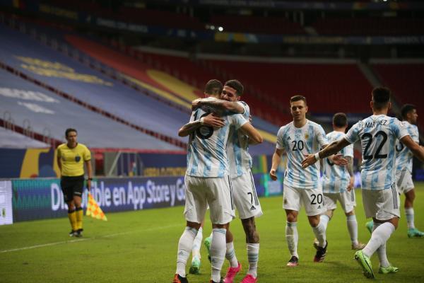 Argentina gana con Messi  inspirado