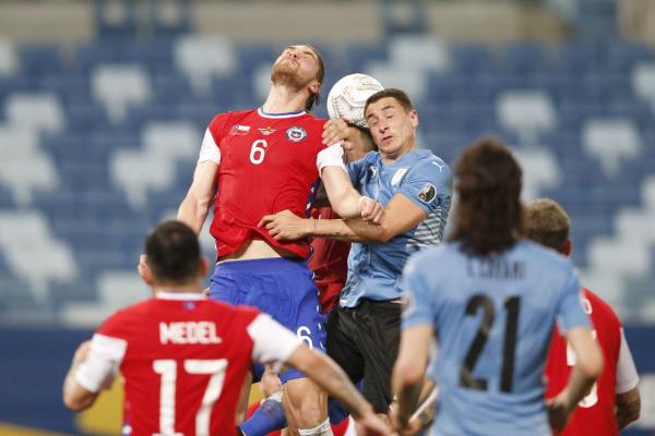 Uruguay y Chile se dividen honores en partido entretenido