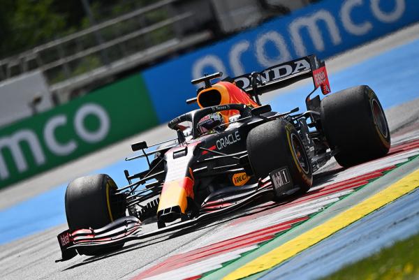 Verstappen saca ventaja a Hamilton