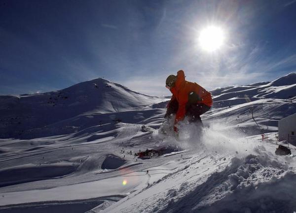 Chilenos disfrutan de la nieve  luego de largos confinamientos