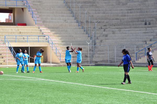 Cuatro cabezas dan emoción al fútbol femenino paceño