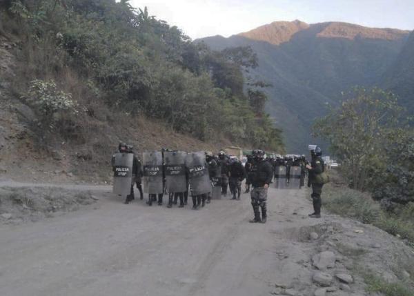 Enfrentamiento entre cocaleros y  policías deja un efectivo muerto