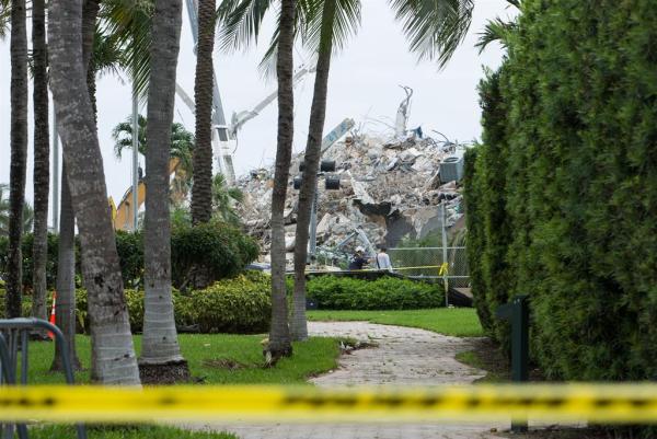 78 decesos por derrumbe  del edificio en Miami