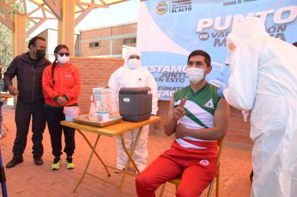 Alcaldesa llama a población a acudir a puestos de vacunación