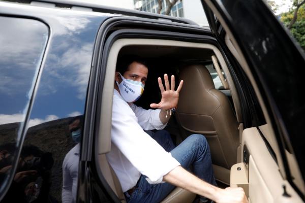 Juan Guaidó afirma que fuerzas  seguridad lo apuntan con armas