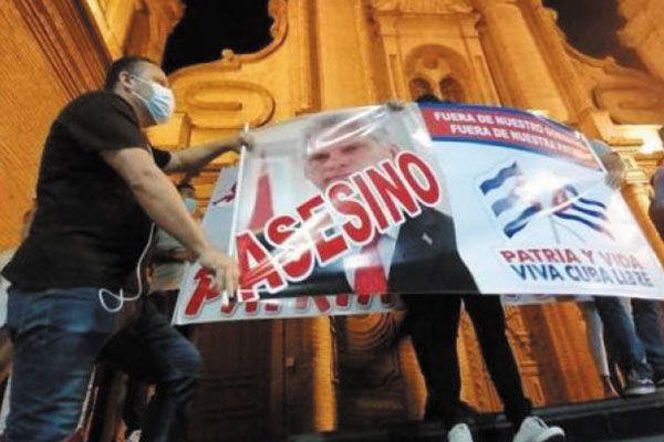 Residentes cubanos protestan en Santa Cruz