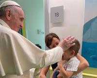 Papa visita a pacientes  de oncología pediátrica